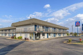 Motel 6-Topeka, KS - Northwest